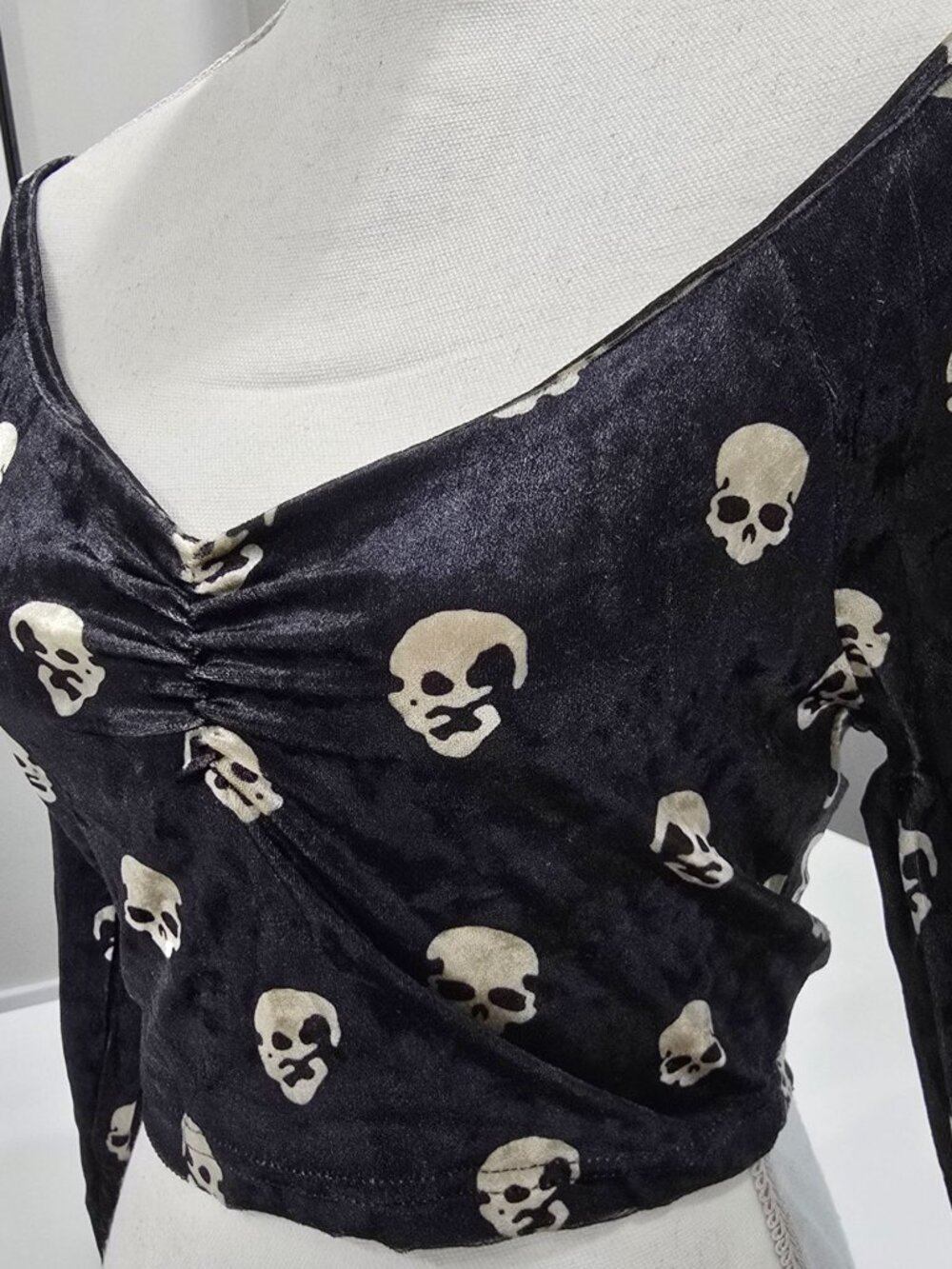 SHEIN ✦ Skull Print Off‑Shoulder Crop Top ✦ Black Velvet Ruched Front Sz M NWT - Picture 5 of 8